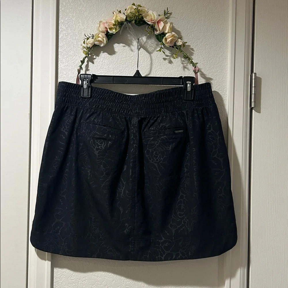 Orvis Embossed Black Rose Pull On Travel Skort